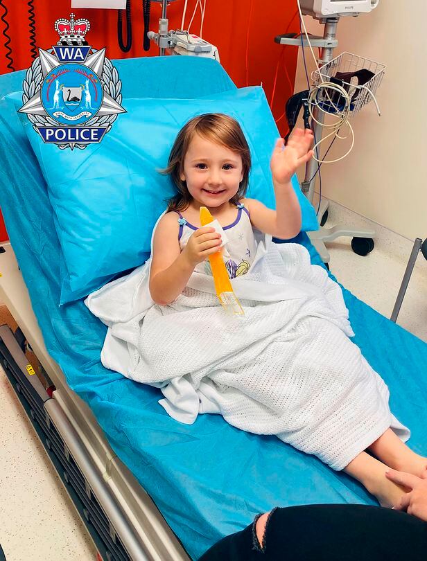 클레오 스미스가 호주 서부 카나본의 한 병원에서 치료를 받는 도중 웃으며 손을 흔들고 있다. /호주서부경찰국