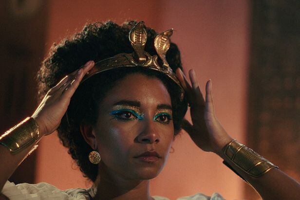 지난 5월 공개된 넷플릭스 역사 다큐멘터리 ‘퀸 클레오파트라(Queen Cleopatra)’서 흑인 배우 아델 제임스가 클레오파트라를 연기하고 있다. 이집트 정부와 역사 논란 등 외교문제까지 불거졌다. /넷플릭스 유튜브