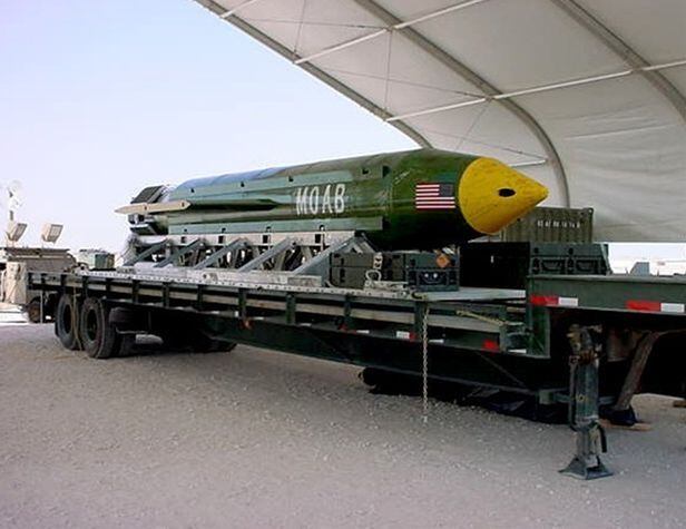 '모든 폭탄의 어머니'라는 별명을 가진 미 수퍼 폭탄 GBU-43 MOAB.  지하관통 능력은 크게 떨어지지만 광범위한 지역을 초토화할 수 있다. /미 공군
