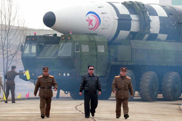 북한 김정은 노동당 총비서가 신형 대륙간탄도미사일(ICBM)인 '화성-17형' 발사를 지휘했다며 북한이 공개한 사진./노동신문 뉴스1