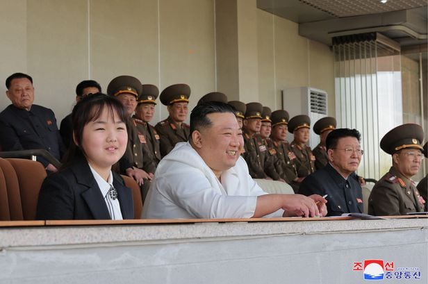 북한 김정은이 태양절(김일성 생일·4월 15일)을 맞아 내각과 국방성 직원들 사이의 체육경기 재시합을 관람했다고 조선중앙통신이 17일 보도했다. /조선중앙통신 연합뉴스