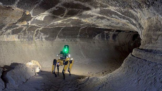 로봇개 스폿이 화성 지형과 흡사한 북부 캘리포니아의 용암동굴을 탐색하는 모습./NASA
