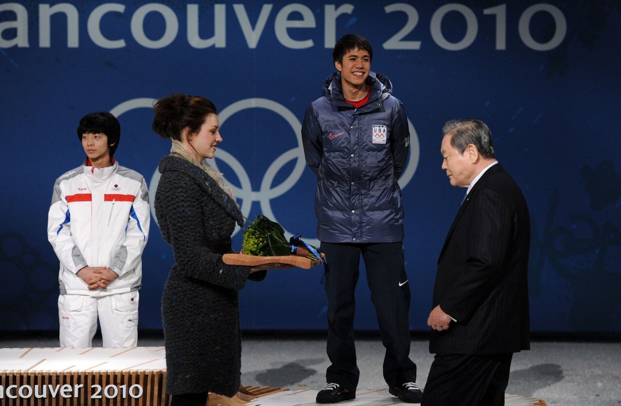 IOC위원인 이건희 전 삼성회장이 2010년 2월 15일 열린 쇼트트랙 남자 1500미터 시상식에서 선수들에게 메달을 수여했다.