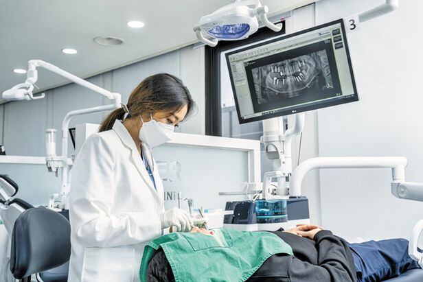 내비게이션 임플란트 수술 시에는 3D 컴퓨터단층촬영(CT)으로 치아와 치조골, 혈관 분포, 신경 위치 등을 고려해 모의 식립을 진행한다. 절개하지 않고도 컴퓨터 상에서 사전에 수술 위치 등을 계획할 수 있다는 점에서 더욱 정교하고 안전하다. /강남애프터치과 제공