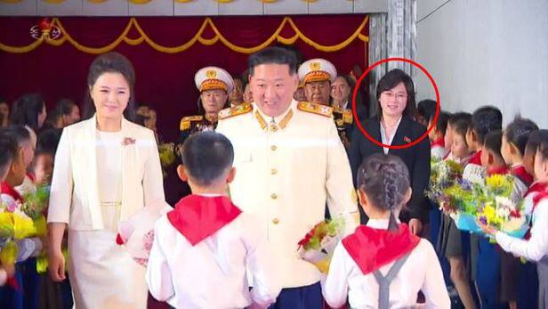 지난 4월 김일성광장에서 진행된 열병식 행사에서 포착된 김정은 국무위원장의 새 수행원./조선중앙TV 연합뉴스