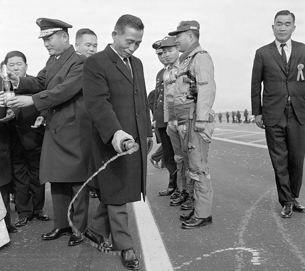 1969년 2월 15일 경부고속도로 가운데 두 번째로 개통된 수원~오산 구간 개통식에 참석한 박정희 대통령이 축하 샴페인을 도로에 뿌리고 있다. 전체 길이 416㎞에 왕복 4차선인 경부고속도로는 1968년 2월 1일 착공, 동시다발적으로 공사를 벌여 불과 2년 5개월 만인 1970년 7월 7일 완공됐다.