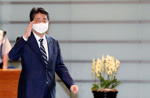사임을 표명한 아베 신조 일본 총리가 지난 14일 도쿄의 총리관저로 출근하면서 손을 들어 인사하고 있다./연합뉴스