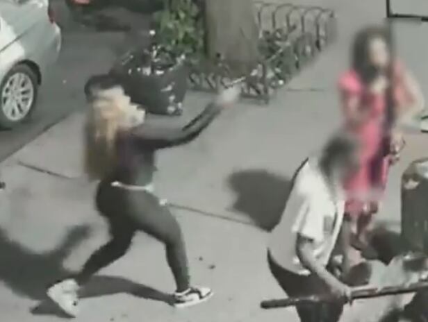 미국 뉴욕 브루클린의 거리에서 한 여성이 다른 여성을 권총으로 살해하고 도주하는 모습. /트위터 NYPDnews