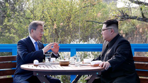 2018년 4월 27일 문재인 대통령과 김정은 국무위원장 판문점 도보다리 위에서 얘기하고 있는 모습/공동사진기자단