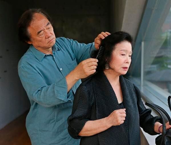 피아니스트 백건우(왼쪽)가 아내인 배우 윤정희의 머리를 손질해주고 있다.