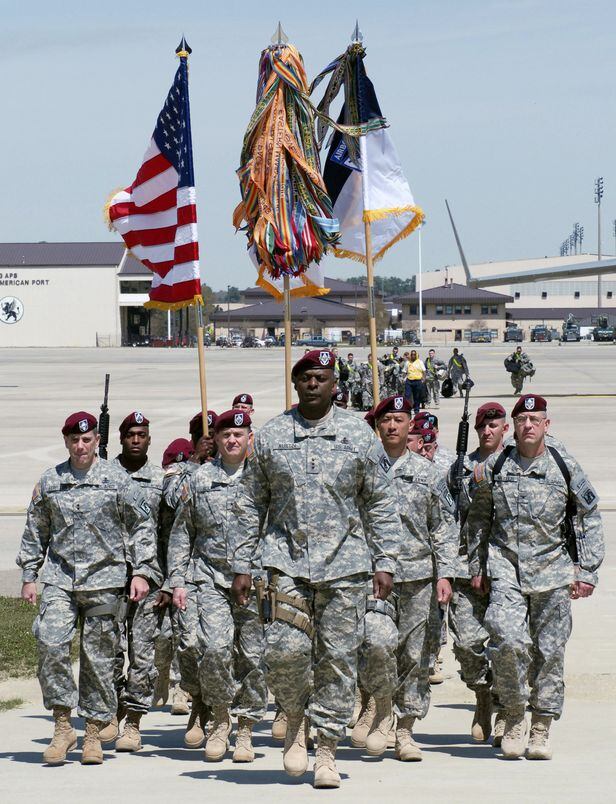 지난 2009년 4월 이라크전에 참전했던 제18공수군단이 미 노스캐롤라이나의 미군 기지로 귀환하고 있다. 당시 군단장을 맡았던 로이드 오스틴 중장이 맨 앞에서 장병들과 함께 걸어오고 있다. /위키피디아
