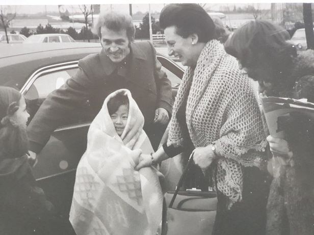 1975년 12월 벨기에에 도착한 첫날. 담요로 몸을 둘러싼 아이가 누나 미아다. /크리스 반하우트(김성수) 제공