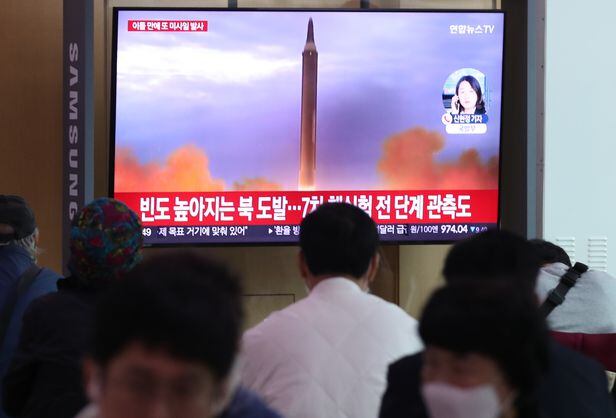 북한이 일본 상공으로의 중거리탄도미사일을 발사한 지 이틀만인 6일 새벽, 동해상으로 단거리 탄도미사일(SRBM)을 또 발사했다. 4일 북 미사일 도발을 논의하는 유엔 안보리 회의가 열리고 있던 시각이다. /뉴스1 