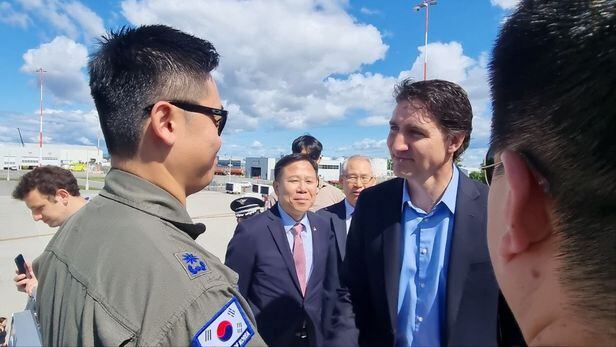 쥐스탱 트뤼도(오른쪽) 캐나다 총리가 2일 오타와 공항에서 자국 산불 진화에 투입됐던 '대한민국 긴급구호대(KDRT)' 대원들을 격려하고 있다. /대통령실 제공