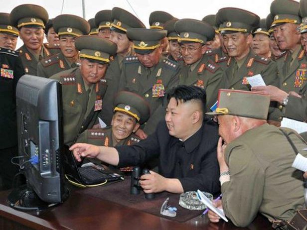 북한 김정은이 군 간부들에게 둘러싸여 컴퓨터 모니터를 보고 있다./조선일보DB
