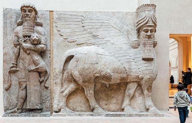 프랑스 파리 루브르 박물관에 5.5m 높이의 ‘사자를 압도하는 영웅’(왼쪽) 조각상과 날개를 달고 인간의 머리를 한 황소의 조각상이 나란히 전시돼 있다. 기원전 8세기 작품이다. 사자를 압도하는 영웅의 주인공은 길가메시, 황소의 정체는 여신 이슈타르가 보낸 것으로 알려져 있다. 메소포타미아 문명의 세계관이 응축된 길가메시 이야기는 계속 변화하면서 주변 지역으로 확산됐고 풍부한 내용과 뚜렷한 메시지를 담게 됐다. /플리커