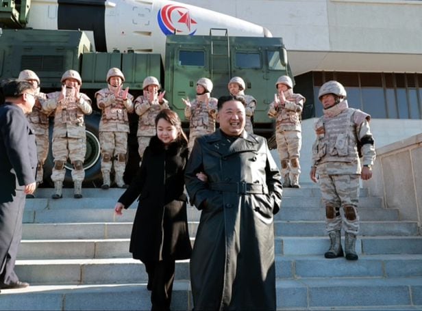 북한이 27일 공개한 사진에서 김정은 북한 국무위원장이 둘째 딸 김주애와 함께 ICBM 공로자들을 격려하고 계단으로 이동하고 있다./조선중앙통신 뉴시스