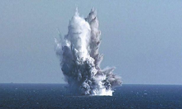 북한이 24일 공개한 핵무인 수중공격정 ‘해일’의 수중 폭발 시험 모습. 지난 21~23일 실시했다고 조선중앙통신은 보도했다. /조선중앙통신 연합뉴스