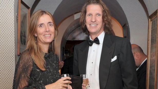 영국 백만장자 피에르 라그랑주(오른쪽)의 이혼 전 사진. /넷플릭스 '당신의 눈을 속이다: 세기의 미술품 위조사건'