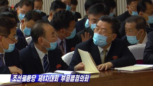 노동당 8차 대회 7일째인 지난 11일 부문별 협의회에서는 참석자들이 마스크를 착용하고 있다. /조선중앙TV 뉴시스
