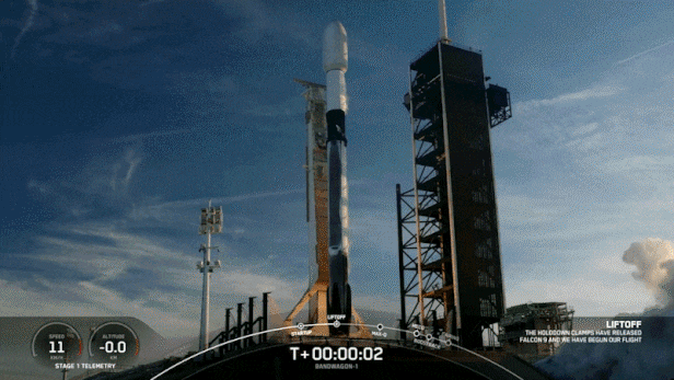 8일 오전(한국 시각) 군사정찰위성 2호기가 미국 민간 우주기업 스페이스X의 '팰컨9' 로켓에 탑재돼 발사되는 장면./ 유튜브 @Spaceflight