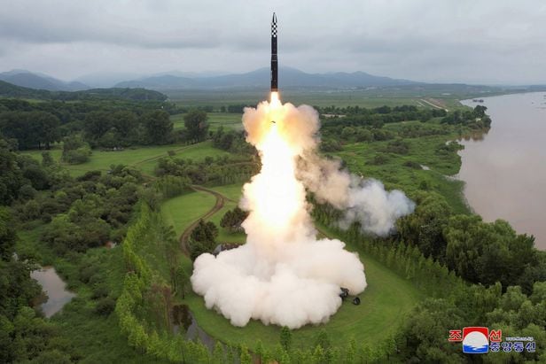 북한이 12일 김정은 국무위원장이 참석한 가운데 신형 고체연료 대륙간탄도미사일(ICBM) 화성-18형의 시험발사를 감행했다고 13일 조선중앙통신이 보도했다./조선중앙통신 연합뉴스