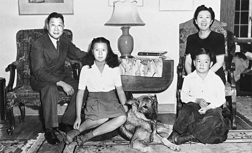 유한양행 창업주 유일한 박사의 가족사진. 왼쪽부터 유일한 회장, 맏딸 유재라, 아들 유일선, 아내 호미리 여사.
