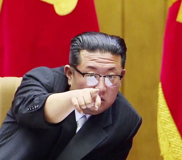 누굴 가리키나 - 김정은 북한 국무위원장이 26일 북한 평양에서 개막한 '초급당비서대회'에 참석해 지시를 내리고 있다. /조선중앙TV