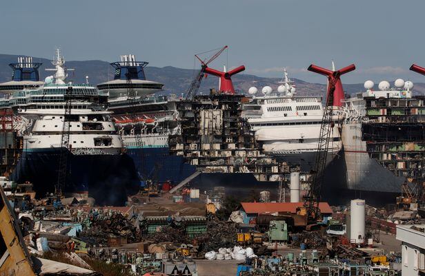 2일(현지 시각) 터키 이즈미르 북부 한 항구에 정박해 있는 폐선 처리를 기다리는 크루즈들. /로이터 연합뉴스
