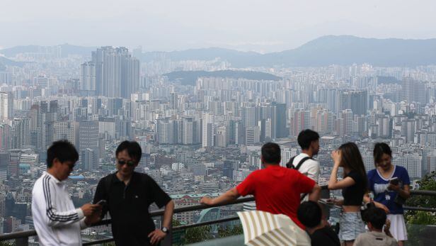 14일 오후 서울 남산에서 바라본 서울에 세워진 아파트와 건물들의 모습. 서울의 집값이 16주 연속 상승하면서 주택 공급이 수요를 따라가지 못하고 있다. /장련성 기자