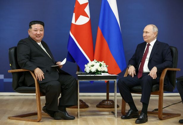 김정은 북한 국무위원장(왼쪽)과 블라디미르 푸틴 러시아 대통령이 13일(현지시간) 러시아 아무르주 보스토치니 우주기지에서 회담을 열고 마주앉아 웃고 있다. 
/로이터 연합뉴스