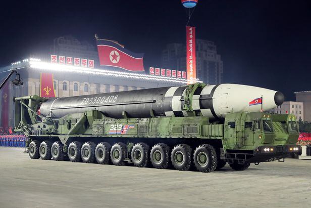 북한이 2020년 10월 당 창건 75주년을 맞아 진행된 열병식에서 공개한 신형 미사일. 1년 뒤 북한 당국은 이 미사일이 화성-17형이라며 이름을 공개했다. /노동신문 뉴스1