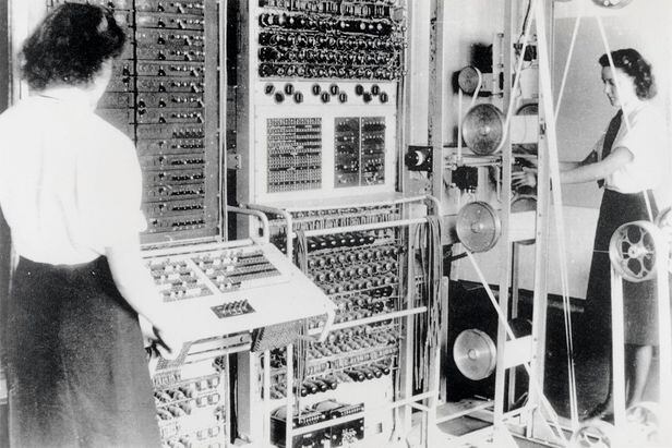 /위키피디아
제2차 세계대전 당시 영국 암호연구소 소속 직원들이 독일군의 암호를 해독하는 모습입니다.