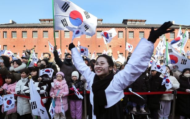 2024년 3월 1일 제105주년 3·1절을 맞아 서울 서대문구 독립문 앞에서 행사 참석자들이 태극기를 흔들며 '대한독립 만세'를 외치고 있다. /오종찬 기자
