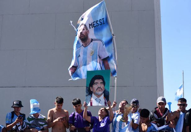 19일(한국시각) 아르헨티나 수도 부에노스 아이레스에서 시민들이 월드컵 우승을 축하하고 있다. /로이터 연합뉴스
