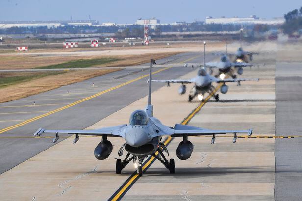 지난달 31일 한미 공군의 대규모 연합공중훈련인 비질런트 스톰(Vigilant Storm) 훈련에 참가한 우리 공군 KF-16 전투기가 군산기지에서 이륙을 위해 활주로로 이동하고 있다. /뉴시스