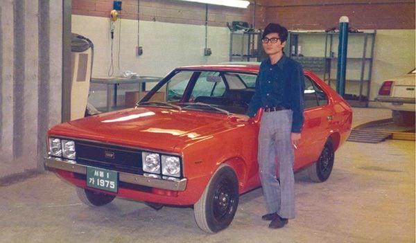 이충구 전 현대차 사장이 만 29세 대리 시절인 1975년 이탈리아 토리노 모터쇼에 첫 출품한 포니 앞에 선 모습. 그는 퇴직 17년 뒤인 2019년 자동차 분야로는 국내 처음으로 국가 과학기술 유공자가 됐다. /현대차
