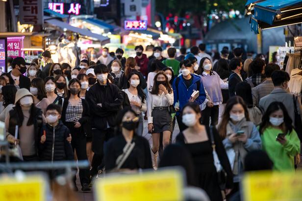 2년여간 유지했던 사회적 거리두기 해제 첫날인 18일 밤 서울 홍익대학교 앞 거리가 모처럼 젊은이들로 붐볐다. /이태경 기자