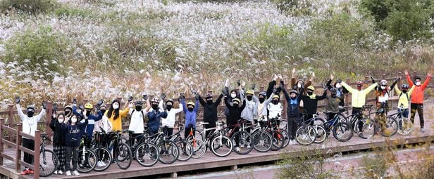 2020년 10월 광주 극락초등학교 6학년 학생과 교직원들이 영산강을 따라 승촌보까지 15km를 자전거를 타고 여행을 떠나고 있다. 학교관계자는 