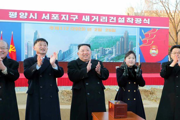 김정은이 2월 25일 평양시 서포지구 새 거리 건설 착공식에 딸과 함께 참석했다. /노동신문 뉴스1