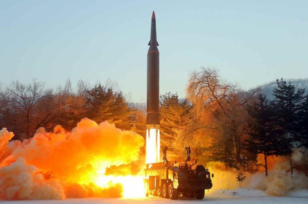  북한 국방과학원이 지난 5일 극초음속 미사일 시험발사를 진행했다고 6일 노동신문이 발사장면을 보도했다. 700km 밖의 목표물을 오차 없이 명중시켰다고 밝혔다./노동신문 뉴스1