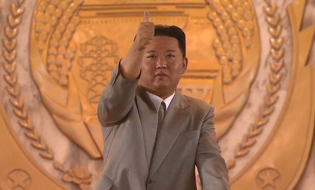 지난 9월 9일 북한 정권 수립 기념일 73주년 기념 행사에 등장한 김정은. 열병식을 지켜보며 오른손 엄지손가락을 치켜들고 있다./조선중앙TV 연합뉴스