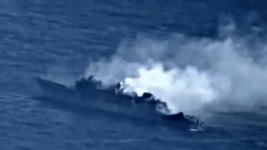 미 해군 원자력(핵)추진 공격용 잠수함에서 발사한 어뢰 1발로 4000t급 호위함(프리깃함) 함체가 순식간에 두동강 나면서 격침되는 영상 자료. 