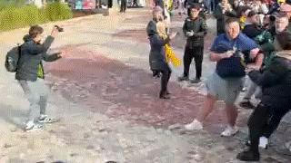 수십명이 둘러싸고 페트병 던졌다... 역전패 호주, 프랑스팬 폭행