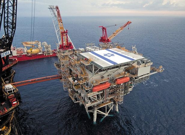 2009년 발견돼 2013년부터 본격 개발된 타마르 가스전의 설비 윗부분이 대형 이스라엘 국기로 장식돼 있다. 이스라엘 북부 ‘타마르’ 해역에서 채굴된 가스는 이스라엘 발전에 필요한 에너지의 40%를 감당하고 있다. 앞서 유전 회사 ‘기보트 올람’의 창업자 토비아 러스킨은 1994년 유전 탐사 시추를 시작해 10년 만인 2004년 경제성 있는 셰펠라 유전을 발견했다. 당시 BBC 뉴스는 “‘기보트 올람’이 성서에서 영감을 받아 이스라엘 한복판에서 유전을 발견했다”고 밝혔다. /타마르 페트롤리엄