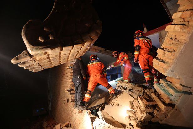 간쑤성 린샤 후이주자치구 스지산현(縣)에서 규모 6.2의 지진이 발생하자 구조대원들이 구조 작업을 준비하고 있다./로이터 연합뉴스