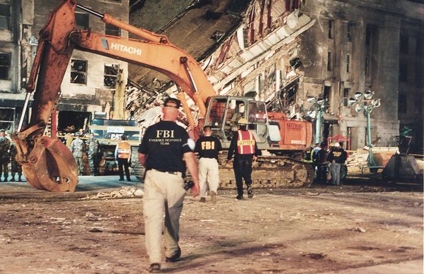 9·11 테러 당시 비행기납치 자살폭탄공격을 받은 미 펜타곤 현장으로 FBI요원들이 출동해 수습하는 모습.
/FBI 홈페이지 