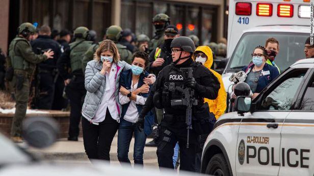 22일(현지 시각) 미국 콜로라도주 볼더의  ‘킹 수퍼스’ 수퍼마켓에 한 남성이 침입해 총기를 난사, 경찰관을 포함한 10명이 사망한 직후 시민들이 울면서 경찰의 안내 아래 대피하고 있다. /CNN