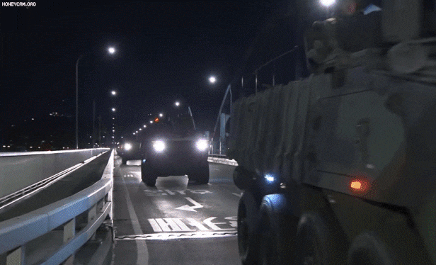 육군수도방위사령부 1경비단은 지난 25일 새벽 서울 도심 일대에서 K808 차륜형 장갑차(백호) 기동훈련을 실시했다. /국방홍보원