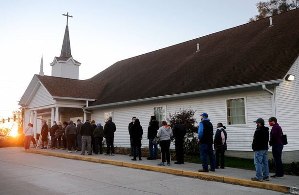지난 11월 3일 미 대선 투표를 위해 아이오와주 디모인의 한 교회에 주민들이 와서 줄을 서서 기다리고 있다.
/AFP 연합뉴스 
 